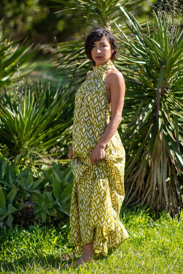 Vestido Priya maxi étnico padrão verde algodão gola enrolada Raja Pura - vista corpo inteiro lado