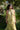 Vestido Priya maxi étnico padrão verde algodão gola enrolada Raja Pura - vista retrato frente