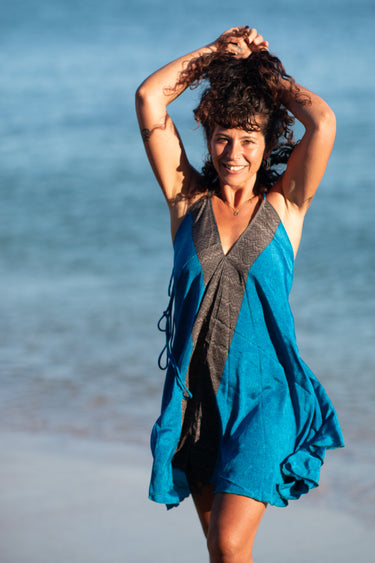 Vestido Shira curto seda sari reciclado azul faixa castanha alças finas saia fluída Raja Pura - vista retrato frente