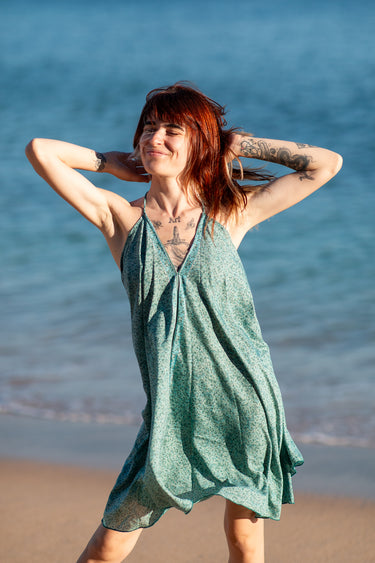 Vestido Shira curto seda sari reciclado menta alças finas saia fluída Raja Pura - vista retrato frente