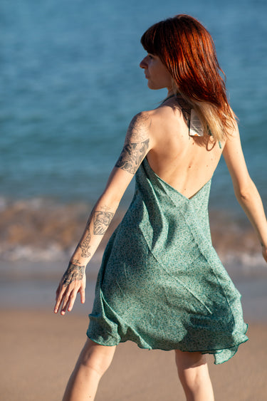 Vestido Shira curto seda sari reciclado menta alças finas saia fluída Raja Pura - vista retrato costas