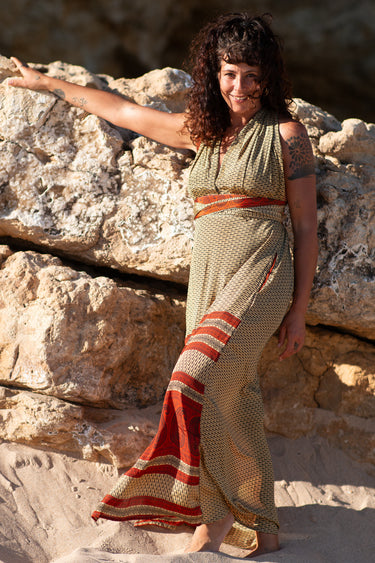 Vestido Sona maxi seda sari reciclado verde oliva dourado faixas terracota gola enrolada Raja Pura - vista frente
