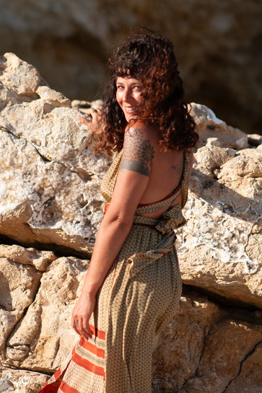 Vestido Sona maxi seda sari reciclado verde oliva dourado faixas terracota gola enrolada Raja Pura - vista lado direto retrato
