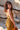 Vestido Sona maxi seda sari reciclado amarelo torrado e preto faixas terracota gola enrolada Raja Pura - vista retrato lado