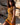 Vestido Sona maxi seda sari reciclado amarelo torrado e preto faixas terracota gola enrolada Raja Pura - vista retrato 3/4