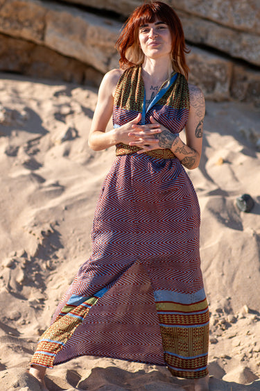 Vestido Sona maxi seda sari reciclado verde oliva, bordô e azul faixas terracota gola enrolada Raja Pura - vista corpo inteiro frente