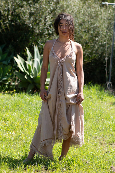 Vestido Tara maxi étnico algodão bege franjas artesanais tribal Raja Pura - vista corpo inteiro frente