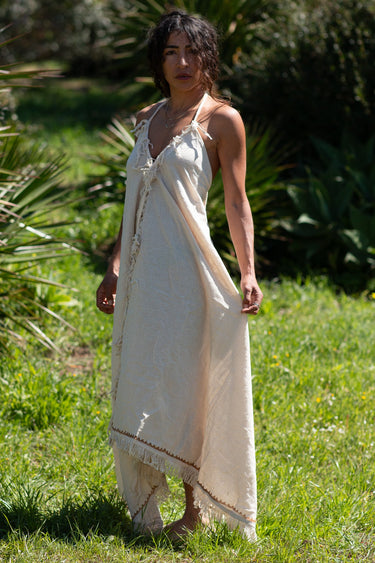 Vestido Tara maxi étnico algodão branco franjas artesanais tribal Raja Pura - vista corpo inteiro lado