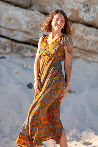 Vestido Tejas maxi seda sari reciclado laranja dourado padrão geométrico floral alças borlas fenda lateral Raja Pura - vista corpo inteiro frente