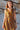 Vestido Tejas maxi seda sari reciclado laranja dourado padrão geométrico floral alças borlas fenda lateral Raja Pura - vista retrato frente
