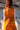 Vestido Tejas maxi seda sari reciclado laranja padrão geométrico floral alças borlas fenda lateral Raja Pura - vista retrato costas