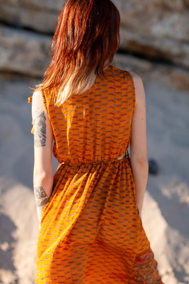 Vestido Tejas maxi seda sari reciclado laranja padrão geométrico floral alças borlas fenda lateral Raja Pura - vista retrato costas