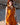 Vestido Tejas maxi seda sari reciclado laranja padrão geométrico floral alças borlas fenda lateral Raja Pura - vista retrato frente