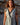 Vestido Tejas maxi seda sari reciclado branco e preto padrão geométrico floral alças borlas fenda lateral Raja Pura - vista retrato frente