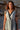 Vestido Tejas maxi seda sari reciclado branco e preto padrão geométrico floral alças borlas fenda lateral Raja Pura - vista retrato frente