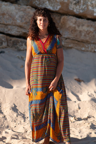 Vestido Tejas maxi seda sari reciclado multicolorido padrão geométrico floral alças borlas fenda lateral Raja Pura - vista corpo inteiro frente