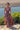 Vestido Vitória maxi étnico seda sari reciclado paisley floral preto rosa dourado decote halter fenda Raja Pura - vista de frente