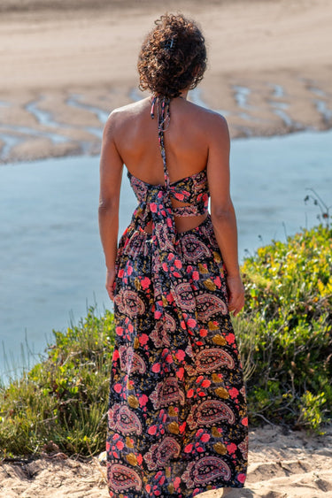 Vestido Vitória maxi étnico seda sari reciclado paisley floral preto rosa dourado decote halter fenda Raja Pura - vista de costas