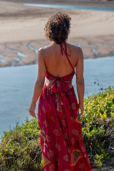 Vestido Vitória maxi étnico seda sari reciclado bordo decote halter fenda Raja Pura - vista de costas