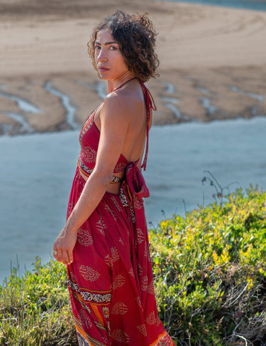 Vestido Vitória maxi étnico seda sari reciclado bordo decote halter fenda Raja Pura - vista de lado
