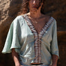Blusa Laya blusa étnica algodão menta mangas kimono galão tribal castanho Raja Pura - vista retrato frente