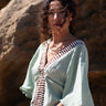Blusa Laya blusa étnica algodão menta mangas kimono galão tribal castanho Raja Pura - vista retrato 3/4