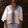 Blusa Laya blusa étnica algodão branco mangas kimono galão tribal castanho Raja Pura - vista retrato frente
