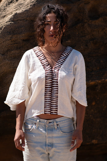 Blusa Laya blusa étnica algodão branco mangas kimono galão tribal castanho Raja Pura - vista retrato frente