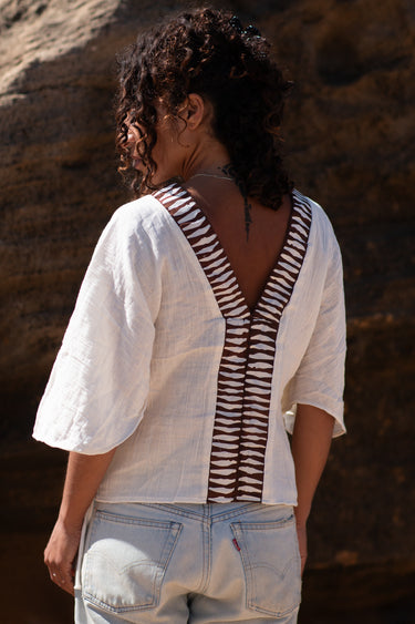 Blusa Laya blusa étnica algodão branco mangas kimono galão tribal castanho Raja Pura - vista retrato costas