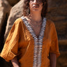 Blusa Laya blusa étnica algodão castanho mangas kimono galão tribal castanho Raja Pura - vista retrato frente