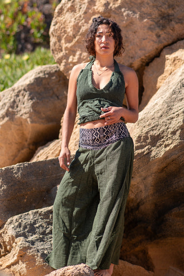 Calças Rumi étnicas algodão verde cinta detalhe geométrico tribal Raja Pura - vista corpo inteiro frente