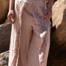 Calças Veda bege étnicas algodão com detalhes em block print Raja Pura - vista de detalhes block print
