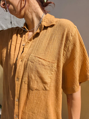 Camisa Asha étnica unisex algodão leve laranja torrado crinkle botões coco tingida mão Raja Pura detalhe