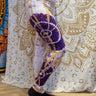 Leggings Mati tie-dye artesanal algodão viscose tie dye branco e roxo Raja Pura. vista de lado