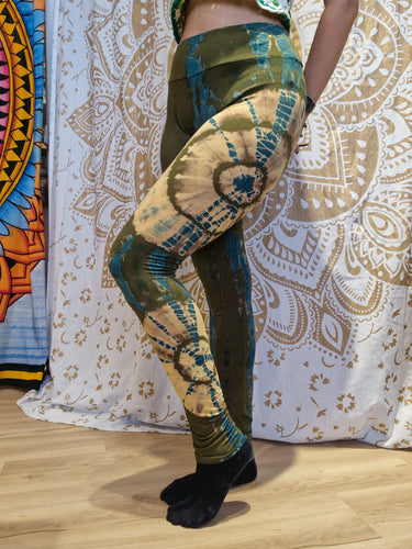 Leggings Mati tie-dye artesanal algodão viscose tie dye verde e azul Raja Pura. vista de lado