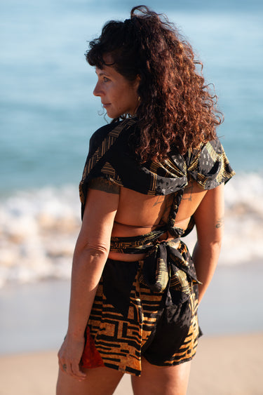 Macacão Leela curto seda sari reciclado preto e dourado chevron decote V cintura elástica Raja Pura - vista retrato costas