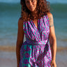 Macacão Leela curto seda sari reciclado roxo e azul chevron decote V cintura elástica Raja Pura - vista retrato frente