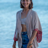 Quimono Aura curto seda sari reciclado bege e rosa mangas amplas abertura frontal praia Raja Pura - vista retrato frente