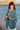 Quimono Aura curto seda sari reciclado turquesa mangas amplas abertura frontal praia Raja Pura - vista retrato lado