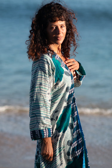 Quimono Devi longo sari reciclado padrão geométrico azul reversível aberto praia Raja Pura - vista retrato lado