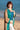 Quimono Devi longo sari reciclado padrão geométrico amarelo e azul dourado reversível aberto praia Raja Pura - vista retrato frente