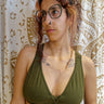 Top Boondi yoga halter viscose algodão verde nó central pendente dourado Raja Pura - vista de frente