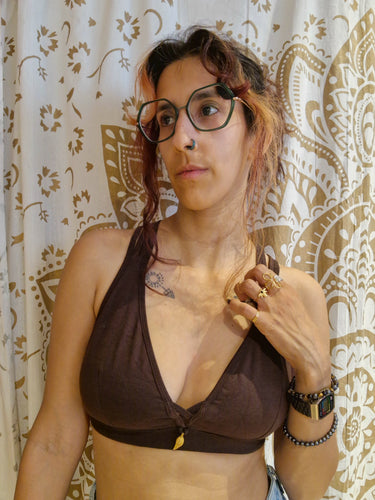 Top Boondi yoga halter viscose algodão castanho nó central pendente dourado Raja Pura - vista de frente