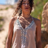Top Indra étnico halter algodão areia bordado geométrico tribal Raja Pura - vista retrato frente