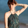 Top Vega crop halter seda sari reciclado turquesa padrão geométrico tribal reflexos metálicos azul roxo Raja Pura - vista retrato frente