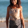 Top Vega crop halter seda sari reciclado bege padrão geométrico tribal reflexos metálicos prata Raja Pura - vista retrato frente