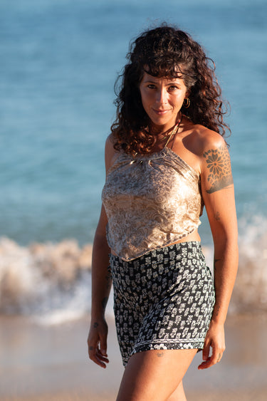 Top Vega crop halter seda sari reciclado bege padrão geométrico tribal reflexos metálicos prata Raja Pura - vista retrato lado