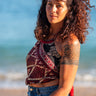 Top Vega crop halter seda sari reciclado bordô, preto e branco padrão geométrico tribal reflexos metálicos prata Raja Pura - vista retrato frente