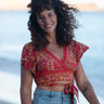 Top Vera crop seda sari reciclado vermelho paisley laranja dourado mangas babados decote wrap laço cintura Raja Pura - vista retrato frente