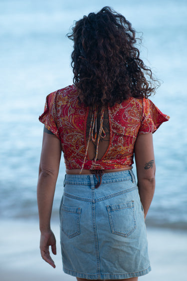 Top Vera crop seda sari reciclado vermelho paisley laranja dourado mangas babados decote wrap laço cintura Raja Pura - vista retrato costas